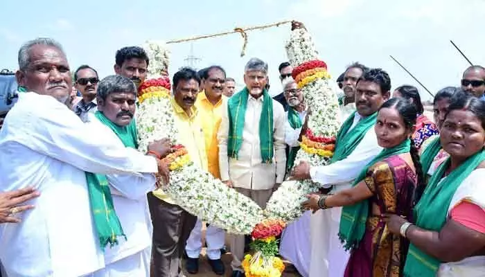 రాయసీమలకు మరిన్ని వరాలు.. హైకోర్టు బెంచ్ ఏర్పాటుపై సీఎం కీలక ప్రకటన రాయసీమలకు మరిన్ని వరాలు.. హైకోర్టు బెంచ్ ఏర్పాటుపై సీఎం కీలక ప్రకటన
