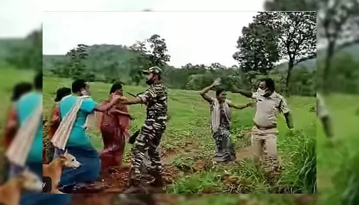 ఖమ్మంలో ఫారెస్ట్ అధికారులకు పోడు రైతులకు మధ్య ఘర్షణ ఖమ్మంలో ఫారెస్ట్ అధికారులకు పోడు రైతులకు మధ్య ఘర్షణ