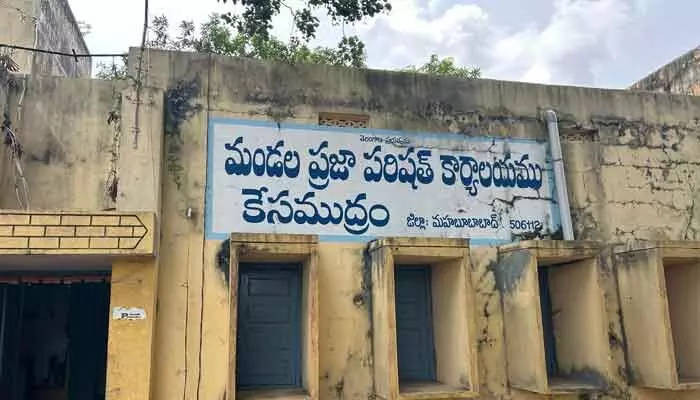 కేర్లెస్కు కేరాఫ్ అడ్రస్.. కేసముద్రం ఎంపీడీవో ఆఫీసు..! కేర్లెస్కు కేరాఫ్ అడ్రస్.. కేసముద్రం ఎంపీడీవో ఆఫీసు..!