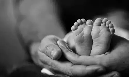 ప్రైవేట్ ఆస్పత్రిలో శిశువు మృతి.. వైద్యుల నిర్లక్ష్యమే అని కుటుంబ సభ్యుల ఆరోపణ