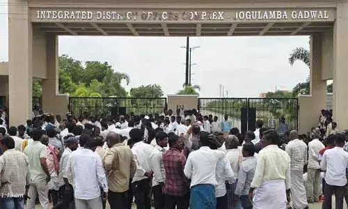 సీడ్ పత్తి రైతుల ధర్నా.. కలెక్టర్ కార్యాలయం ముందు నిరసన