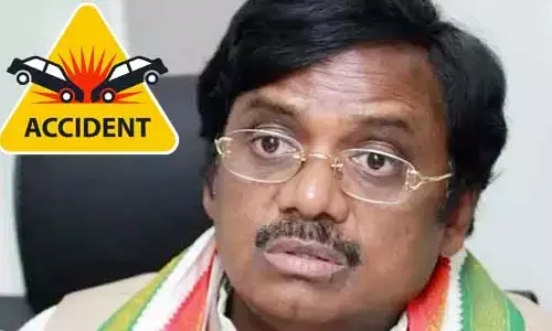 కాన్వాయ్‌లో ఢీకొన్న కార్లు.. మంత్రి వివేక్‌కు తప్పిన పెను ప్రమాదం