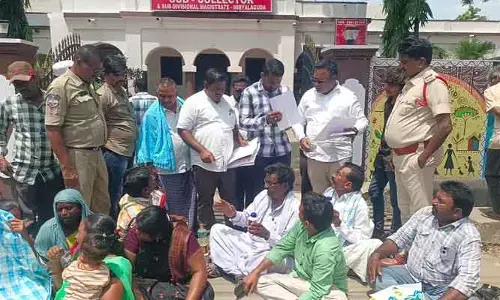 పురుగుల మందు డబ్బాతో సబ్ కలెక్టర్ కార్యాలయం ఎదుట నిరసన