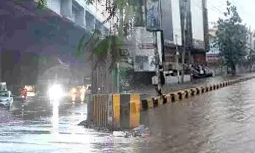 గుంటూరు జిల్లాలో పలుచోట్ల భారీ వర్షం.. రోడ్లు జలమయం