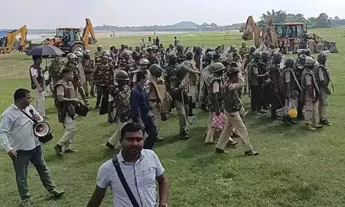 అసోంలో ఉద్రిక్తత.. పోలీసుల కాల్పుల్లో ముగ్గురు మృతి