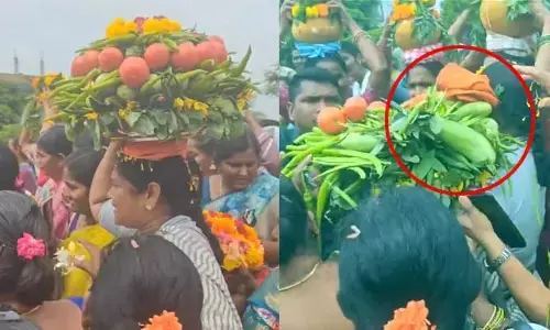 Viral: అయ్యో సీతక్కా.. ఎంత పనైపోయింది? ఇందిరా మహిళా శక్తి వేడుకల్లో ఘటన వైరల్