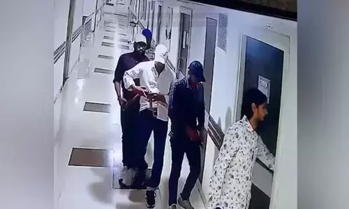 Crime: పెరోల్ పై వచ్చిన ఖైదీని ఐసీయూలోనే మర్డర్