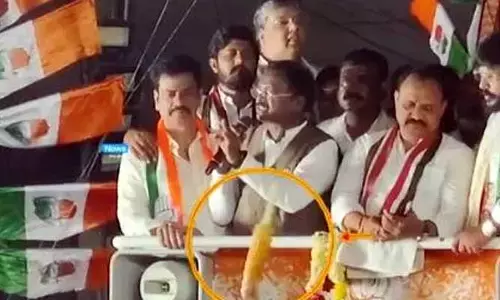 మంత్రి వివేక్ పై దాడికి యత్నం