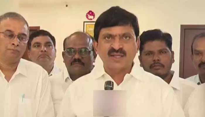 స్థానిక సంస్థల్లో మెజారిటీ స్థానాలు మావే.. మంత్రి పొంగులేటి కీలక వ్యాఖ్యలు స్థానిక సంస్థల్లో మెజారిటీ స్థానాలు మావే.. మంత్రి పొంగులేటి కీలక వ్యాఖ్యలు