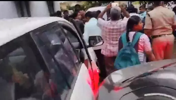 మద్యం మత్తులో కారు డ్రైవర్ హల్చల్.. విద్యార్థినులపై!? మద్యం మత్తులో కారు డ్రైవర్ హల్చల్.. విద్యార్థినులపై!?