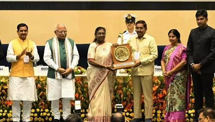 రాష్ట్రంలోని ఐదు మున్సిపల్ కార్పొరేషన్లకు అవార్డులు రాష్ట్రంలోని ఐదు మున్సిపల్ కార్పొరేషన్లకు అవార్డులు