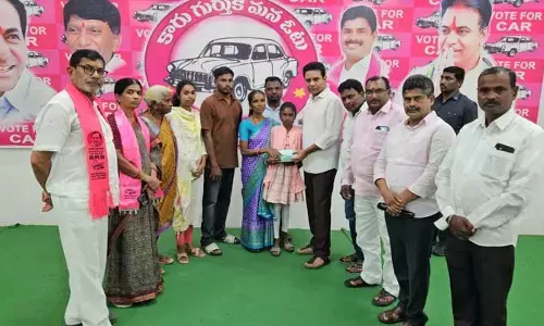 బీఆర్ఎస్ నాయకుని కుటుంబానికి కేటీఆర్ ఆర్థిక సహాయం