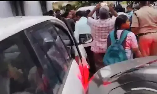 మద్యం మత్తులో కారు డ్రైవర్ హల్‌చల్.. విద్యార్థినులపై!?