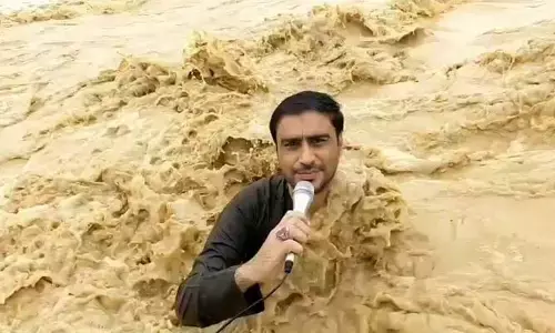 Viral Video: నువ్వేంట్రా ఇలా ఉన్నావ్! లైవ్ రిపోర్ట్ ఇస్తూ గల్లంతైన పాకిస్తానీ రిపోర్టర్!