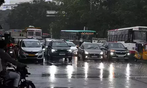 HYD: హోండా షోరూంలోకి వరదనీరు.. చిక్కుకున్న 80 మంది సిబ్బంది