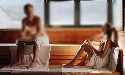స్పా సెంటర్‌పై దాడి.. కిటికీల్లో నుంచి ఎస్కేప్.. (వీడియో)