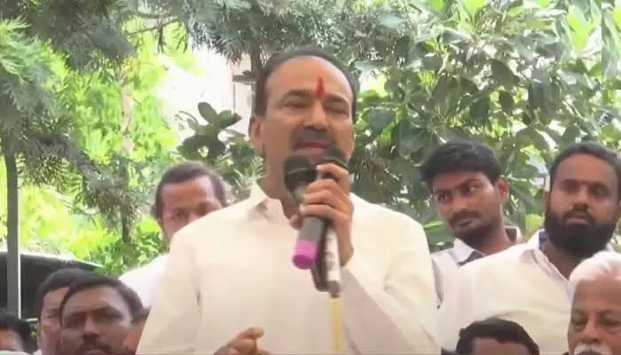 అబద్ధాల పునాదులపై కొందరు బతుకుతుండ్రు.. ఎంపీ ఈటల సెన్సేషనల్ కామెంట్స్ అబద్ధాల పునాదులపై కొందరు బతుకుతుండ్రు.. ఎంపీ ఈటల సెన్సేషనల్ కామెంట్స్