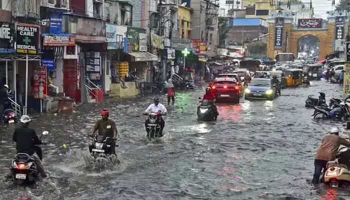 హైదరాబాద్లో మళ్లీ మొదలైన భారీ వర్షం.. బీ అలర్ట్.. హైదరాబాద్లో మళ్లీ మొదలైన భారీ వర్షం.. బీ అలర్ట్..