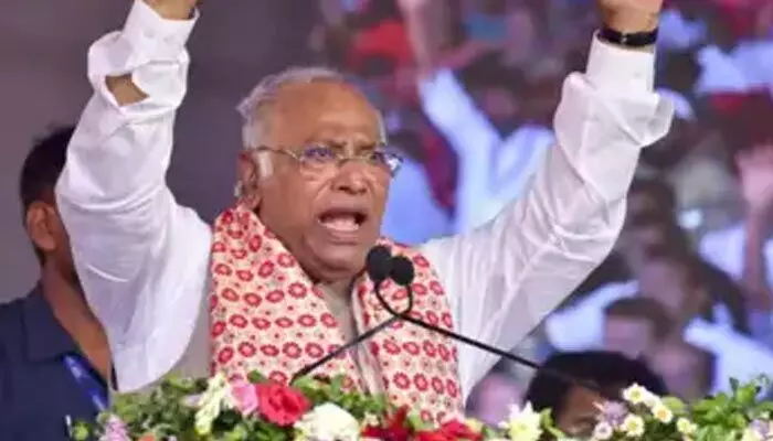Kharge: మోడీ మణిపూర్ను మర్చిపోయారు.. కాంగ్రెస్ చీఫ్ ఖర్గే విమర్శలు Kharge: మోడీ మణిపూర్ను మర్చిపోయారు.. కాంగ్రెస్ చీఫ్ ఖర్గే విమర్శలు