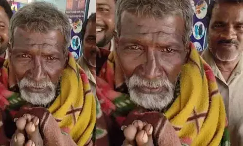 నల్లగొండలో కుర్చీ తాత హల్చల్.. రాజకీయ నాయకుడంటే కొత్త అర్థం చెప్పిన తాత..!