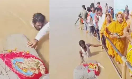‘గంగా నదిలో తేలుతున్న 3 క్వింటాళ్ల రాయి’.. చేతులెత్తి మొక్కిన భక్తులు(వీడియో)