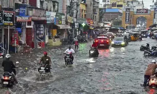 హైదరాబాద్‌‌లో మళ్లీ మొదలైన భారీ వర్షం.. బీ అలర్ట్..