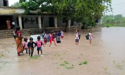 అరేయ్..! స్కూల్ కన్నా చెరువే ఎక్కువైంది కదరా..!