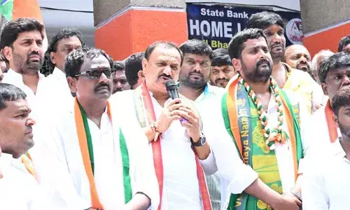 జూబ్లీహిల్స్‌లో బీఆర్ఎస్‌కు భారీ షాక్.. కాంగ్రెస్‌లో చేరిన కీలక నేతలు