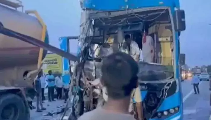 జాతీయ రహదారిపై ఘోర రోడ్డు ప్రమాదం.. క్యాబిన్లో ఇరుక్కుపోయిన బస్సు డ్రైవర్ జాతీయ రహదారిపై ఘోర రోడ్డు ప్రమాదం.. క్యాబిన్లో ఇరుక్కుపోయిన బస్సు డ్రైవర్