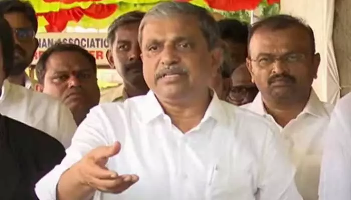 వడ్డీతో సహా చెల్లిస్తాం: టీడీపీ నేతలకు సజ్జల వార్నింగ్ వడ్డీతో సహా చెల్లిస్తాం: టీడీపీ నేతలకు సజ్జల వార్నింగ్