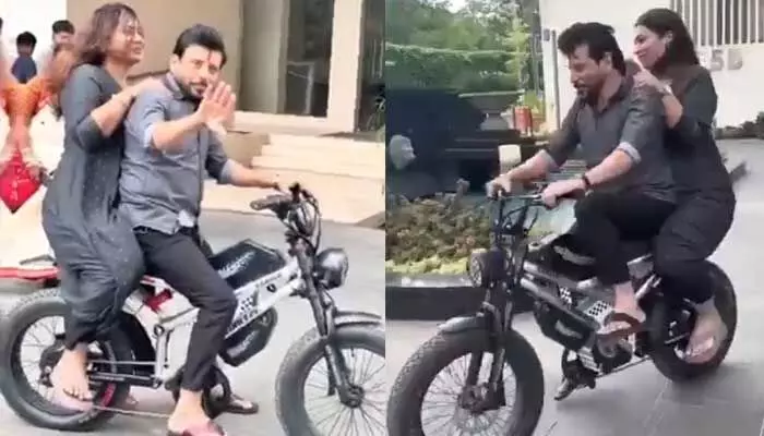 మరోసారి రెచ్చిపోయిన దువ్వాడ దివ్వెల..సోషల్ మీడియాను షేక్ చేస్తున్న వీడియో మరోసారి రెచ్చిపోయిన దువ్వాడ దివ్వెల..సోషల్ మీడియాను షేక్ చేస్తున్న వీడియో
