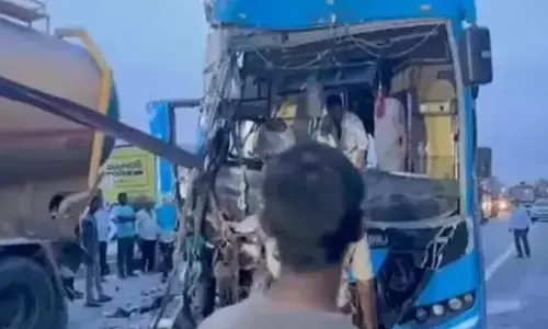 జాతీయ రహదారిపై ఘోర రోడ్డు ప్రమాదం.. క్యాబిన్‌లో ఇరుక్కుపోయిన బస్సు డ్రైవర్‌