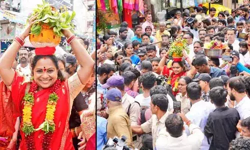 MLC Kavitha: తెలంగాణ రాష్ట్రం బాగుండాలి.. లాల్ దర్వాజా మహంకాళికి కవిత బోనం