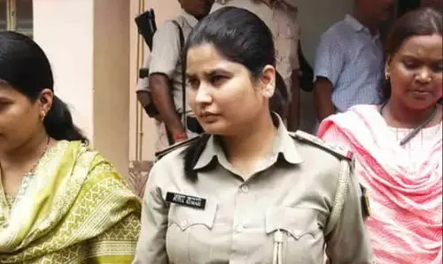 లంచం తీసుకుంటూ అడ్డంగా దొరికిపోయిన లేడీ పోలీస్ ఆఫీసర్