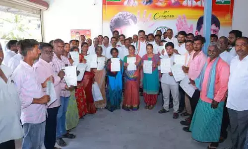ముఖ్యమంత్రి సహాయనిధి చెక్కులను పంపిణీ చేసిన తంబూరి దయాకర్ రెడ్డి