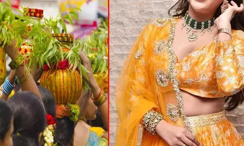 Bonala Special: అమ్మవారికి పట్టువస్త్రాలు సమర్పించిన హీరోయిన్