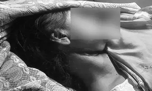 అనుమానాస్పద స్థితిలో టీచర్‌ ఆత్మహత్య