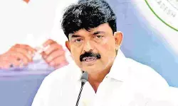 సాయికృష్ణ మృతదేహాన్ని సీఐ నాగరాజే మోసుకెళ్లాడా?: పేర్ని నాని సాయికృష్ణ మృతదేహాన్ని సీఐ నాగరాజే మోసుకెళ్లాడా?: పేర్ని నాని