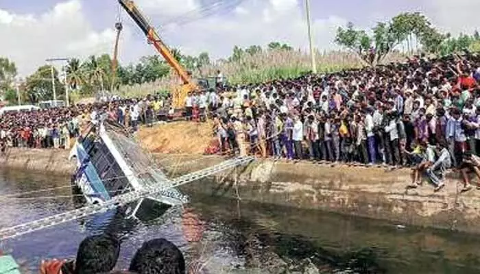 కర్నాటకలో కాలువలో పడ్డ బస్సు కర్నాటకలో కాలువలో పడ్డ బస్సు