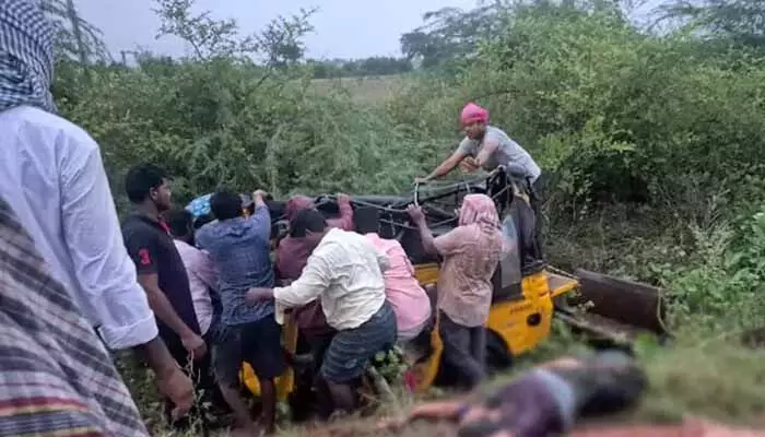 ఆటోను ఢీ కొట్టిన లారీ.. నలుగురి దుర్మరణం ఆటోను ఢీ కొట్టిన లారీ.. నలుగురి దుర్మరణం