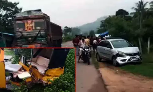 కారు ఆటో ఢీ.. ఇద్దరికి గాయాలు