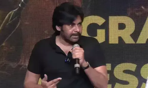 ఇలా నిలబడితే నగ్నంగా ఉన్నట్టు ఉంది..  ప్రెస్‌మీట్‌లో పవన్ కళ్యాణ్ సంచలన కామెంట్స్