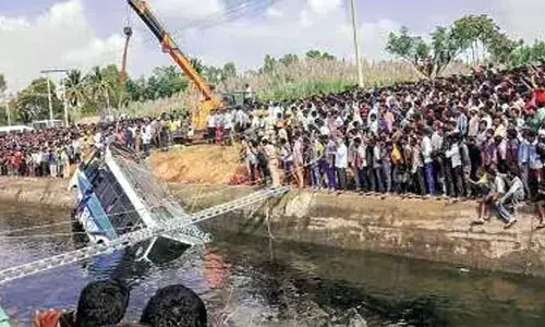 కర్నాటకలో కాలువలో పడ్డ బస్సు