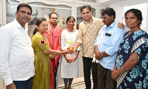కేటీఆర్ Gift a Smile స్ఫూర్తితో వైద్య విద్యార్థినికి డాక్టర్ దంపతుల ఆర్థిక సాయం