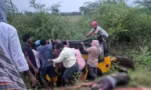 ఆటోను ఢీ కొట్టిన లారీ.. నలుగురి దుర్మరణం