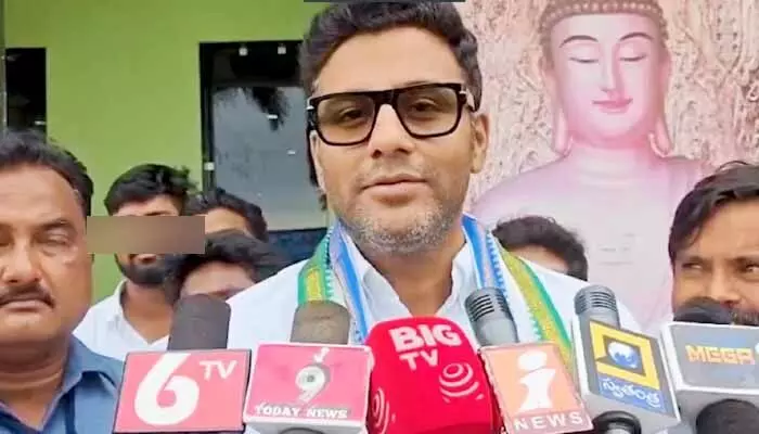 సినిమా టికెట్లతో నిండేది ఎవరి కడుపు.. హరిహర వీరమల్లుపై కారుమూరి హాట్ కామెంట్స్ సినిమా టికెట్లతో నిండేది ఎవరి కడుపు.. హరిహర వీరమల్లుపై కారుమూరి హాట్ కామెంట్స్