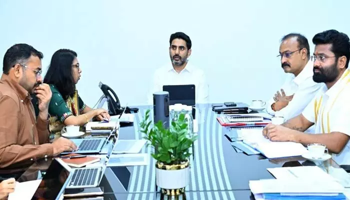 ‘రెండో విడత ఇళ్ల పట్టాల పంపిణీకి చర్యలు చేపట్టండి!’.. అధికారులకు మంత్రి లోకేష్ ఆదేశాలు ‘రెండో విడత ఇళ్ల పట్టాల పంపిణీకి చర్యలు చేపట్టండి!’.. అధికారులకు మంత్రి లోకేష్ ఆదేశాలు