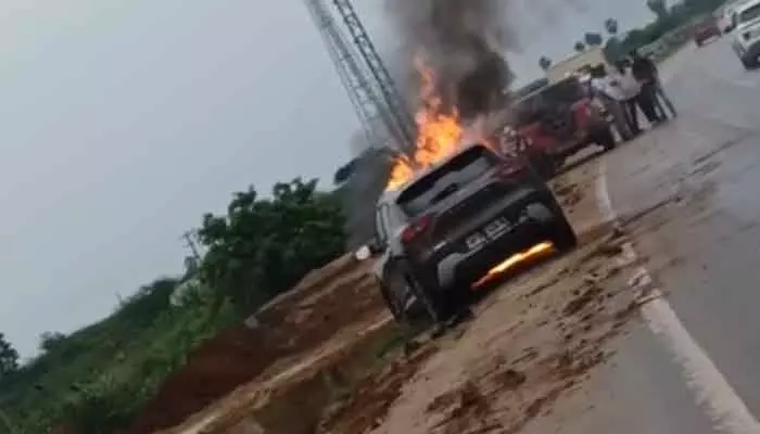కోదాడలో కల్వర్టును ఢీకొట్టిన కారు.. కారణం మద్యం మత్తా..? అతివేగమా..? కోదాడలో కల్వర్టును ఢీకొట్టిన కారు.. కారణం మద్యం మత్తా..? అతివేగమా..?