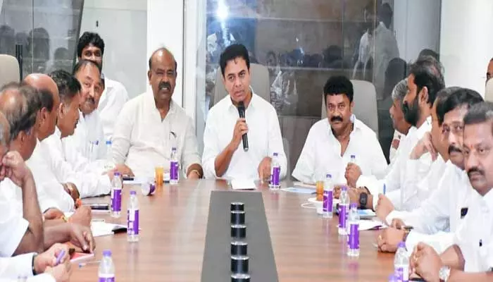 కులగణన నుంచి రిజర్వేషన్ల వరకూ.. బీసీలను మోసం చేయటమే కాంగ్రెస్ వైఖరి: కేటీఆర్ కులగణన నుంచి రిజర్వేషన్ల వరకూ.. బీసీలను మోసం చేయటమే కాంగ్రెస్ వైఖరి: కేటీఆర్