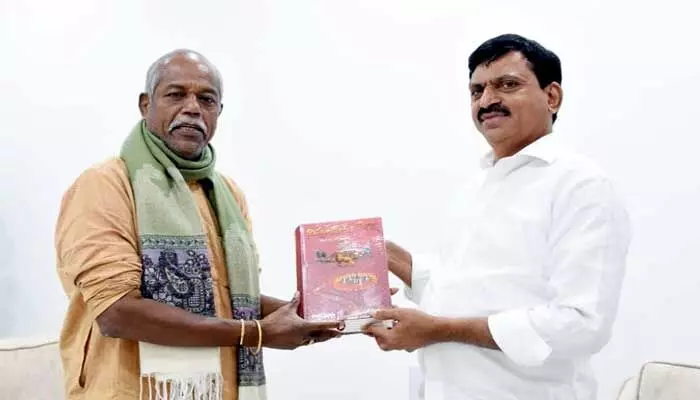 నిప్పులవాగు పుస్తకాన్ని పొంగులేటికి అందించిన అందెశ్రీ నిప్పులవాగు పుస్తకాన్ని పొంగులేటికి అందించిన అందెశ్రీ